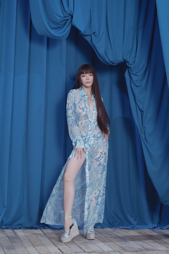 Từ trước đến nay, Lý Nhã Kỳ vẫn luôn nổi tiếng với phong cách sang trọng, quý phái, gắn liền với những bộ cánh lộng lẫy, quyền lực.