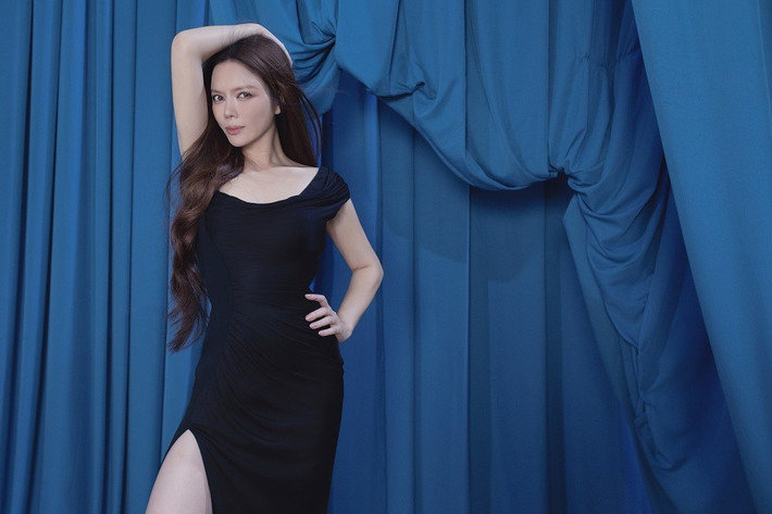 Đây không chỉ là một bộ ảnh đón tuổi mới đơn thuần mà còn là một tuyên ngôn về sự tự tin, phóng khoáng và dám thử thách bản thân của Lý Nhã Kỳ.