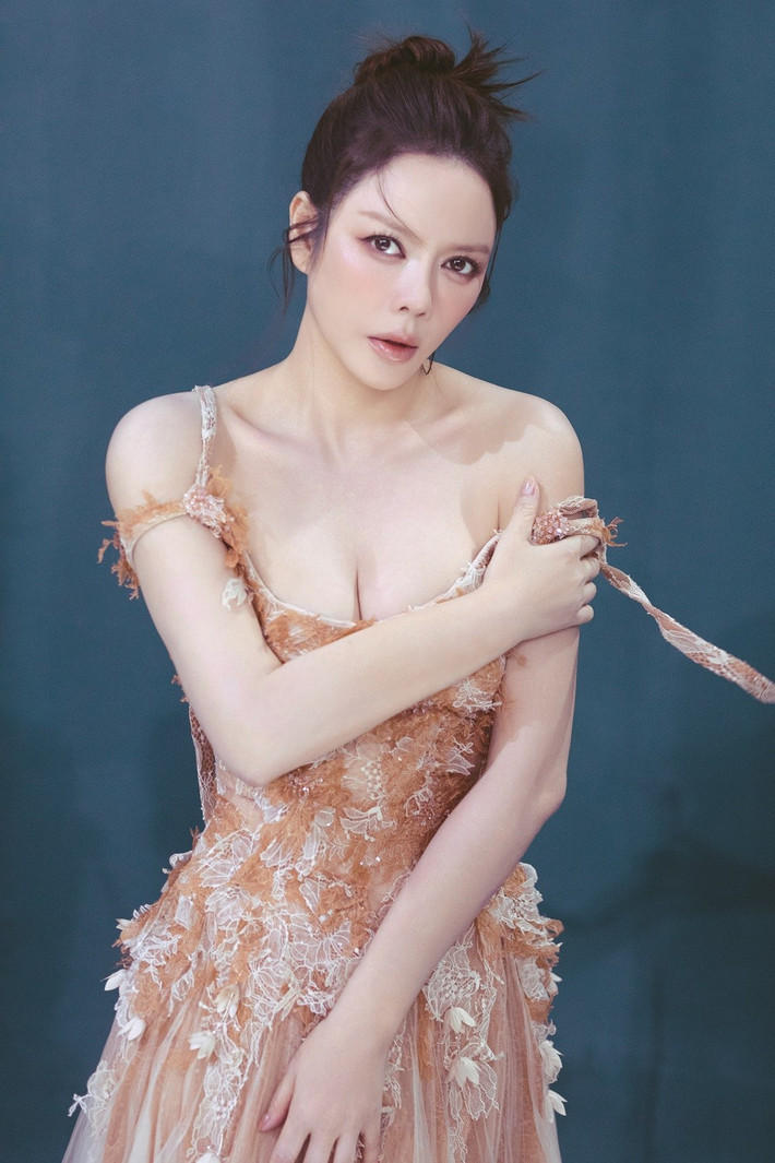 Lý Nhã Kỳ chính là một minh chứng sống động cho điều đó. Cô không ngừng làm mới bản thân, không ngừng thử thách để luôn giữ được ngọn lửa đam mê và sự cuốn hút.