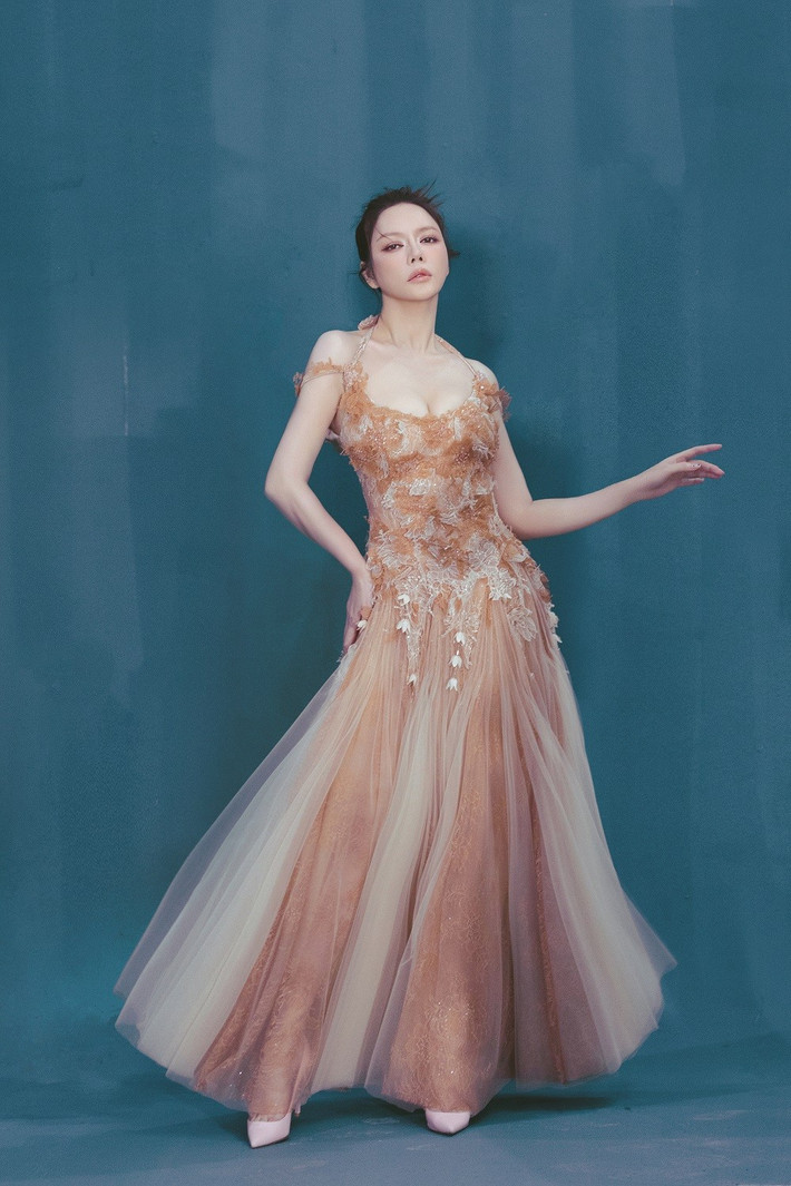 Sự đa dạng trong kiểu tóc đã góp phần làm nổi bật từng thiết kế trang phục, giúp Lý Nhã Kỳ thể hiện nhiều khía cạnh khác nhau của bản thân.