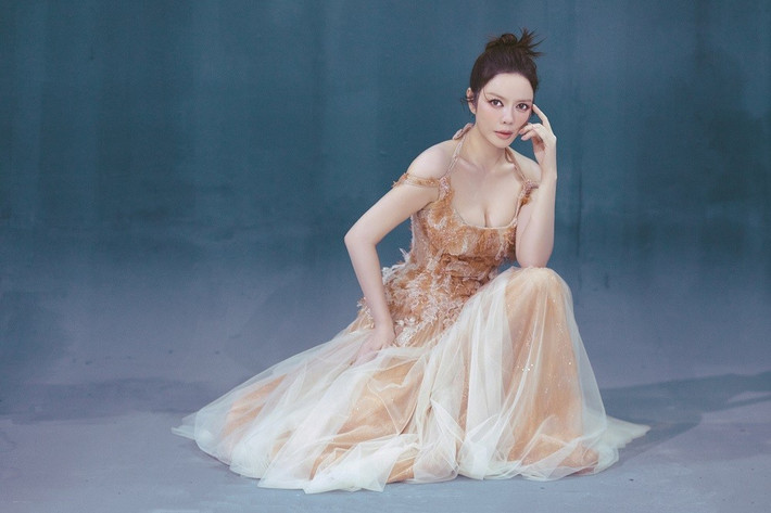 Bộ ảnh không chỉ đơn thuần là những shoot hình đẹp mà còn ẩn chứa thông điệp sâu sắc về sự tự tin, độc lập của người phụ nữ hiện đại.