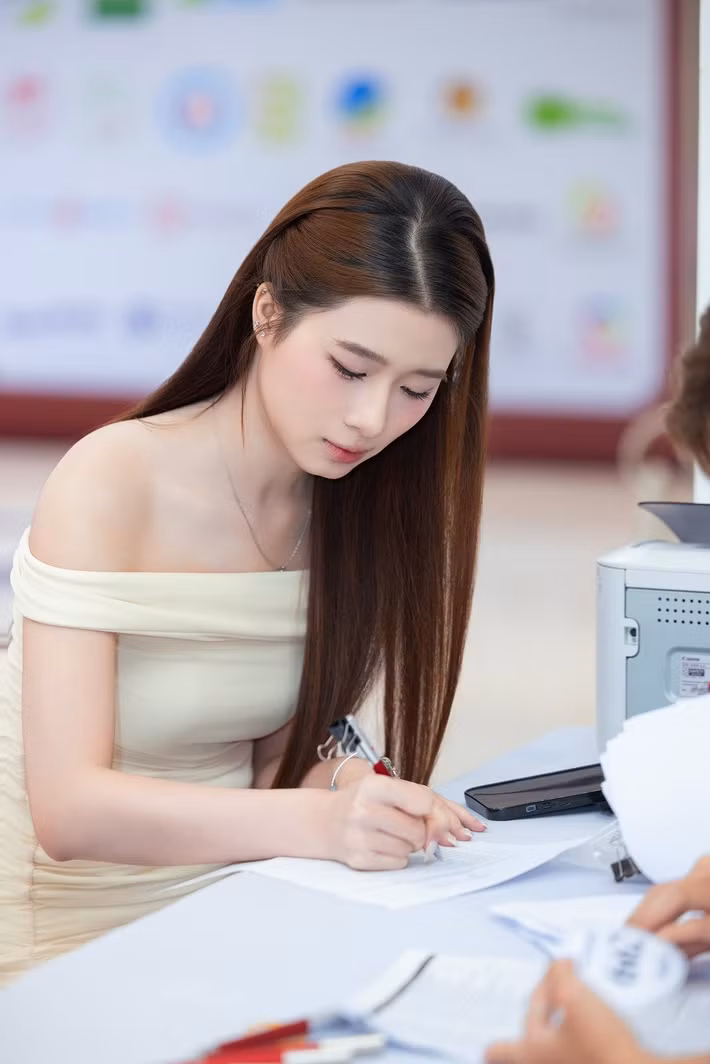 Các thí sinh xuất hiện trong diện mạo chỉn chu, thần thái tự tin, mang theo tinh thần quyết tâm và giấc mơ chinh phục chiếc vương miện danh giá.