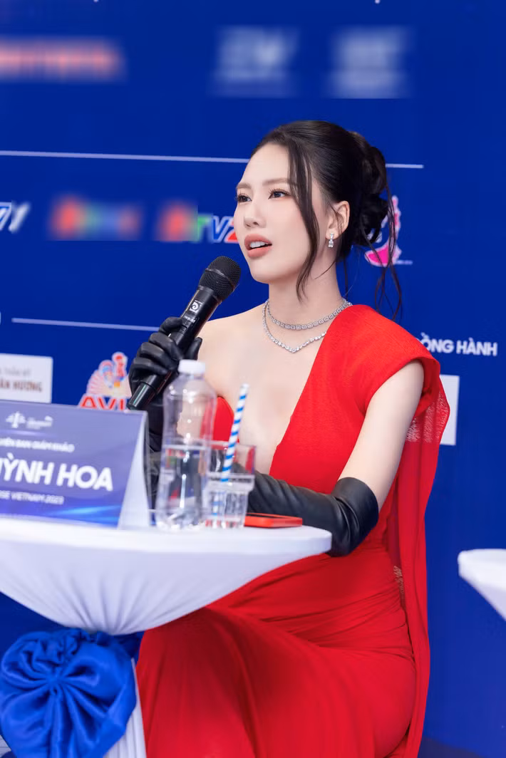Các giám khảo cho biết, họ bất ngờ với chất lượng thí sinh năm nay, không chỉ nổi bật về ngoại hình mà còn bộc lộ tư duy tốt, bản lĩnh rõ ràng và có chiều sâu trong cách thể hiện quan điểm cá nhân.