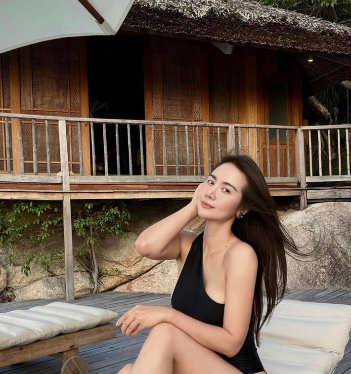 Sở hữu số đo ba vòng 80-59-88 cm cùng chiều cao 1,64 m và cân nặng 48 kg, Huyền Lizzie được đánh giá có vóc dáng chuẩn đồng hồ cát đáng mơ ước.