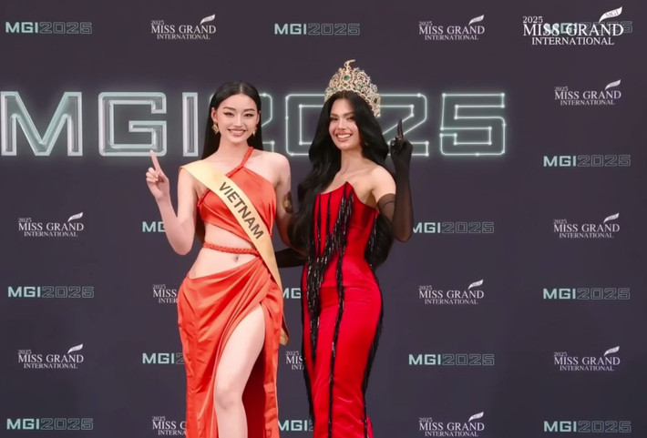 Trên sân khấu, Hoa hậu Yến Nhi nhận sash Việt Nam từ đương kim Miss Grand International Christine Juliane Opiaza. Khoảnh khắc đánh dấu bước khởi đầu chính thức của Yến Nhi tại Miss Grand International 2025. Từ đây, cô sẽ bước vào chuỗi hoạt động và phần thi quan trọng cùng các thí sinh đến từ nhiều quốc gia.