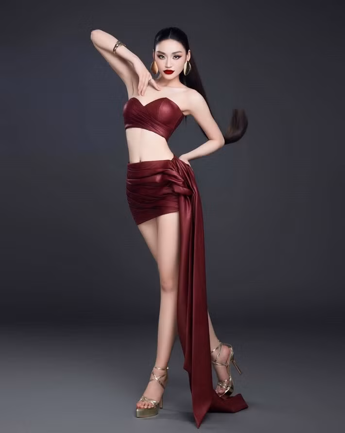 Ngày thứ hai tại Thái Lan, Hoa hậu Yến Nhi tiếp tục mang đến hình ảnh gợi cảm, cuốn hút. Buổi sáng, cô xuất hiện trong thiết kế sắc đỏ rượu vang của NTK Tron Bùi, với áo cúp ngực ôm gọn kết hợp chân váy ngắn xếp nếp, khoe khéo vòng eo thon và đôi chân dài.
