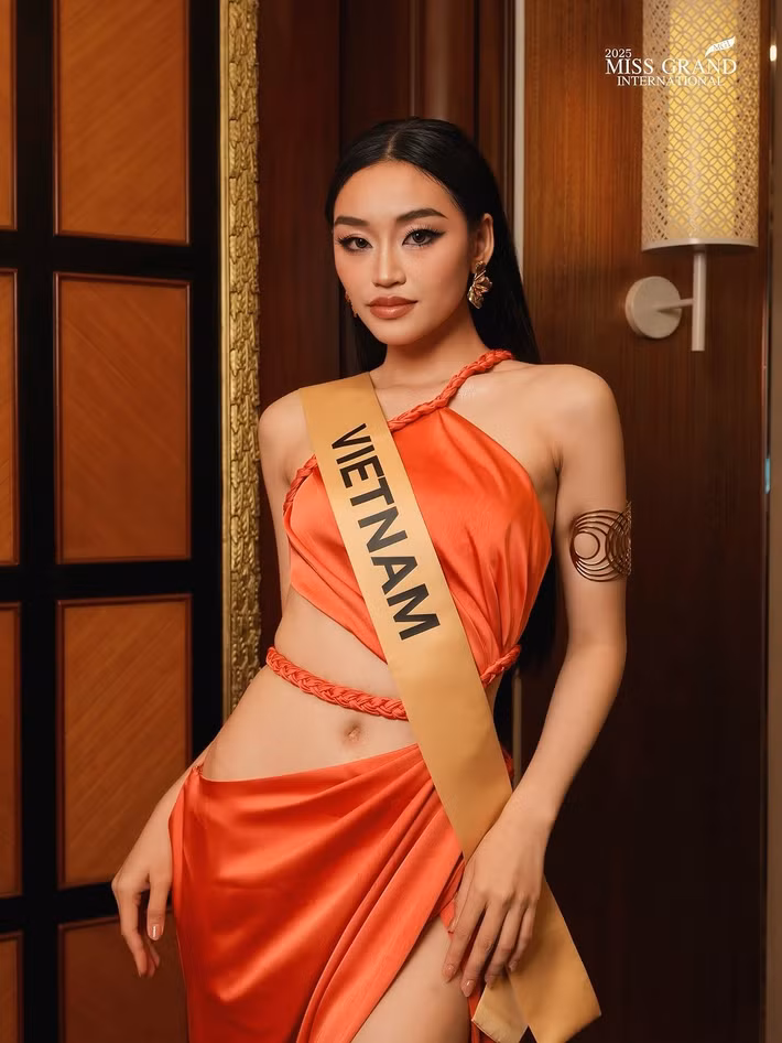 Chiều 30/9, lễ trao sash cuộc thi Miss Grand International 2025 diễn ra tại Bangkok, Thái Lan. Đại diện Việt Nam - Hoa hậu Nguyễn Thị Yến Nhi cùng dàn thí sinh quốc tế lần lượt nhận sash quốc gia, chính thức bắt đầu tranh tài.