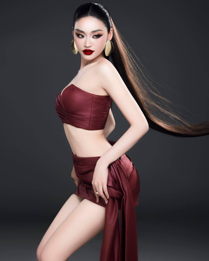 Hoa hậu Yến Nhi tiết lộ đã thức dậy từ lúc 4h sáng để tự trang điểm, làm tóc. Cô coi đây là cách để rèn sự chủ động và kỷ luật cho những ngày thi tiếp theo. “Việc tự mình lo liệu toàn bộ khâu chuẩn bị giúp tôi hiểu rõ quỹ thời gian cần thiết, từ đó có sự sắp xếp hợp lý cho lịch trình dày đặc sắp tới”, Yến Nhi chia sẻ.