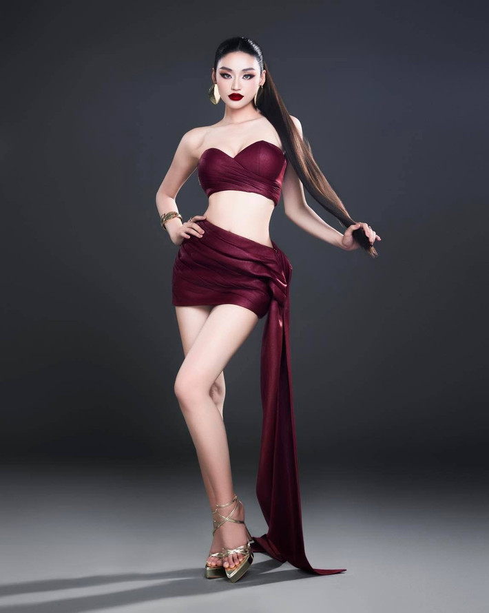 Tại Miss Grand International 2025, Hoa hậu Yến Nhi cùng ê-kíp đã chuẩn bị hơn 30 bộ trang phục. Cô nhận được sự hỗ trợ từ các NTK đình đám như: Thượng Gia Kỳ, Song Toàn, Tăng Thành Công, Võ Thanh Can, Song Toàn… Trong đó, NTK Thượng Gia Kỳ là người chuẩn bị riêng cho Hoa hậu Yến Nhi hai mẫu đầm dạ hội ở đêm thi bán kết và chung kết.