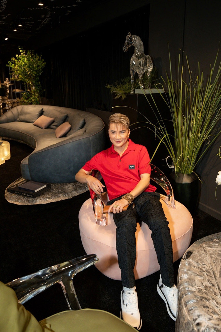 Nam ca sĩ hút sự chú ý bởi phong cách năng động, tươi tắn.