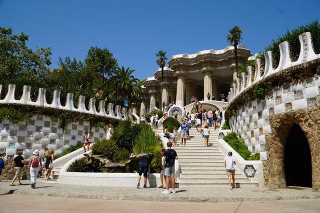 Park Güell. Park Güell là khu công viên độc đáo nằm trên đồi Carmel, nổi bật với những băng ghế uốn lượn khảm gốm sặc sỡ và các cấu trúc lấy cảm hứng từ thiên nhiên. Không gian này thể hiện rõ triết lý hòa hợp giữa kiến trúc và cảnh quan của Gaudí. Ảnh: Pinterest.