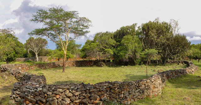 Xuất hiện từ thế kỷ 15. Thimlich Ohinga được xây dựng khoảng thế kỷ 15, thể hiện trình độ tổ chức xã hội và kiến trúc của cư dân vùng hồ Victoria. Ảnh: UNESCPO. Xuất hiện từ thế kỷ 15. Thimlich Ohinga được xây dựng khoảng thế kỷ 15, thể hiện trình độ tổ chức xã hội và kiến trúc của cư dân vùng hồ Victoria. Ảnh: UNESCPO.