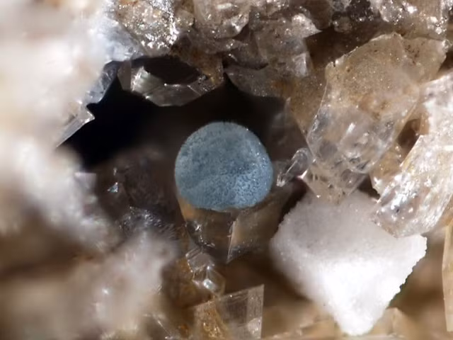 Một khoáng vật cực hiếm. Trên thế giới chỉ có vài địa điểm ghi nhận sự xuất hiện của jeremejevite, gồm Siberia, Namibia, Myanmar và Madagascar. Ảnh: Pinterest.