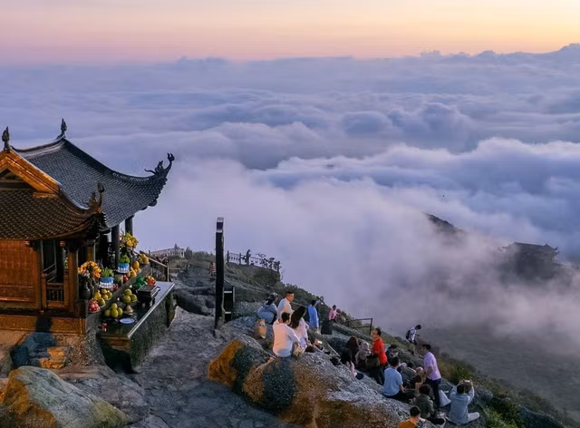 Quần thể di tích và danh thắng Yên Tử – Vĩnh Nghiêm – Côn Sơn, Kiếp Bạc (Việt Nam). Di sản này kết tinh tinh thần Phật giáo Trúc Lâm do vua Trần Nhân Tông sáng lập, gắn với quá trình hình thành bản sắc văn hóa và tư tưởng Việt Nam thời trung đại. Hệ thống chùa tháp, rừng núi và không gian tâm linh trải rộng ở nhiều tỉnh, tạo nên cảnh quan văn hóa – tôn giáo độc đáo hiếm có. Ảnh: vinwonders.com.