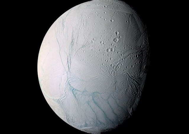 Đại dương không chỉ có trên Trái Đất. Nhiều thiên thể trong Hệ Mặt Trời như Europa, Enceladus hay Titan được cho là sở hữu đại dương ngầm khổng lồ dưới lớp băng. Ảnh: Pinterest. Đại dương không chỉ có trên Trái Đất. Nhiều thiên thể trong Hệ Mặt Trời như Europa, Enceladus hay Titan được cho là sở hữu đại dương ngầm khổng lồ dưới lớp băng. Ảnh: Pinterest.
