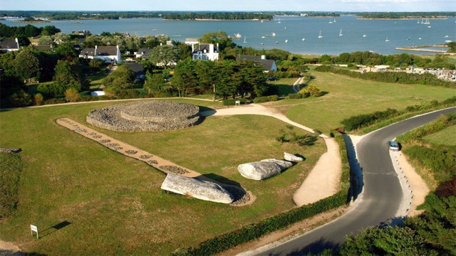 1. Có niên đại hơn 6.000 năm. Các nghiên cứu khảo cổ học cho thấy quần thể cự thạch Locmariaquer được xây dựng vào khoảng 4.500 năm TCN, thuộc thời kỳ đồ đá mới. Ảnh: locmariaquer.bzh.