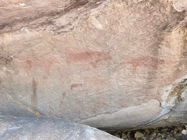 Nơi lưu giữ các bức tranh đá cổ đại. Trong khu vực công viên có nhiều vách đá và mái đá chứa tranh khắc và tranh vẽ tiền sử. Những hình ảnh này được cho là do các cộng đồng cư dân cổ đại trong khu vực tạo ra cách đây hàng nghìn năm, phản ánh đời sống và tín ngưỡng của họ. Ảnh: maratnomad.com.