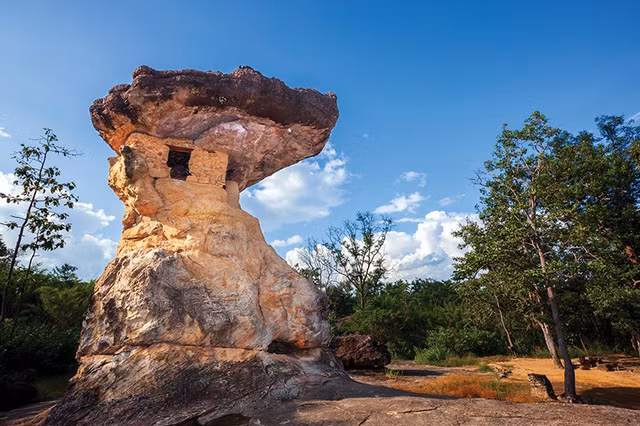 Quần thể đá sa thạch có hình dạng kỳ lạ. Công viên Lịch sử Phu Phra Bat nổi tiếng với hàng loạt khối đá sa thạch bị xói mòn qua hàng triệu năm, tạo thành những cột đá, mái đá và tảng đá chồng lên nhau có hình dạng rất đặc biệt. Nhiều khối đá trông giống như những chiếc nấm khổng lồ hoặc mái nhà tự nhiên giữa rừng. Ảnh: fahthaimag.com.