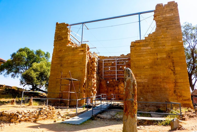 Là công trình đá cổ nhất Đông Phi. Đền Yeha được xây dựng vào thế kỷ 7 TCN bằng những khối đá ghép khít không dùng vữa. Ảnh: historyhit.com.