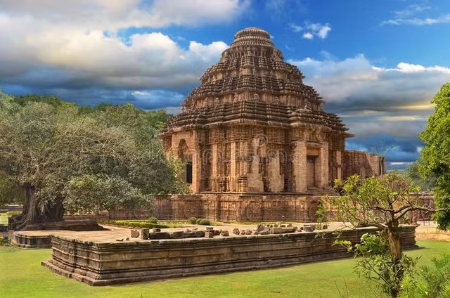 Ngôi đền được xây dựng vào thế kỷ 13. Công trình do vua Narasimhadeva I thuộc triều Ganga Đông cho dựng lên để tôn vinh thần Mặt Trời. Ảnh: Pinterest.