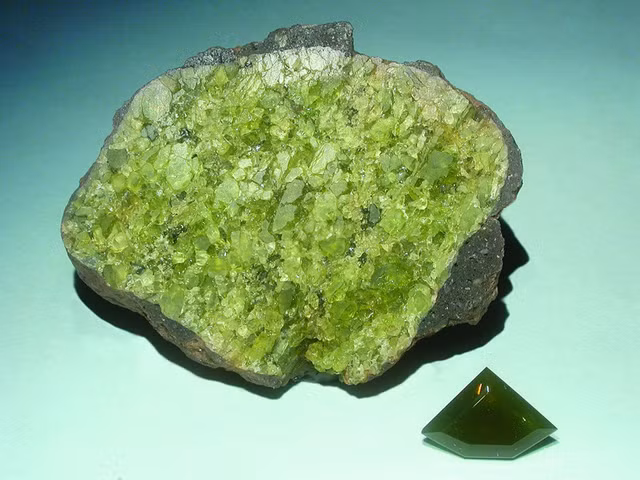 Là silicat magie – sắt. Olivin là khoáng vật thuộc nhóm silicat, có công thức chung (Mg,Fe)₂SiO₄. Nó là thành phần chính của nhiều loại đá magma và có vai trò quan trọng trong cấu trúc lớp phủ Trái Đất. Ảnh: museum-digital.org.