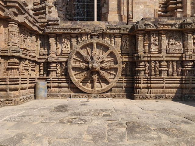 Hình dáng của đền như một cỗ xe khổng lồ. Đền được thiết kế với 24 bánh đá chạm trổ tinh vi, kéo bởi 7 con ngựa tượng trưng cho ánh sáng. Ảnh: Pinterest. Hình dáng của đền như một cỗ xe khổng lồ. Đền được thiết kế với 24 bánh đá chạm trổ tinh vi, kéo bởi 7 con ngựa tượng trưng cho ánh sáng. Ảnh: Pinterest.