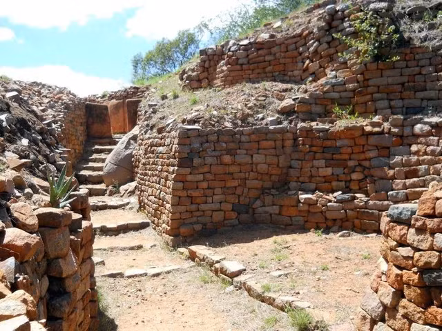 Thủ đô của Vương quốc Butua. Khami từng là trung tâm chính trị và thương mại của vương quốc Butua từ thế kỷ 15 đến 17. Ảnh: Pinterest.