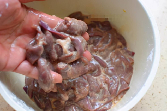 Cách rửa gan lợn giúp khử độc, thơm ngon - Hình 3 Cach rua gan lon giup khu doc, thom ngon-Hinh-3