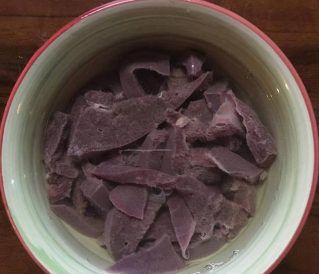 Cách rửa gan lợn giúp khử độc, thơm ngon - Hình 2 Cach rua gan lon giup khu doc, thom ngon-Hinh-2