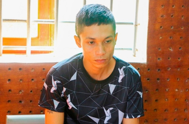 Cầm dao chém ngang cổ khách gây hấn trong quán karaoke Cam dao chem ngang co khach gay han trong quan karaoke