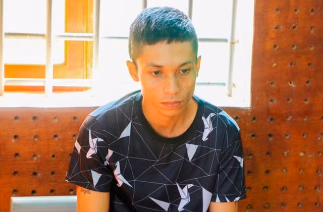 Cam dao chem ngang co khach gay han trong quan karaoke