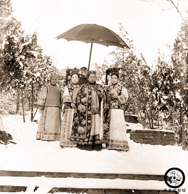 Ngỡ ngành ảnh chân thực về thái giám, cung nữ Trung Quốc xưa Ngo nganh anh chan thuc ve thai giam, cung nu Trung Quoc xua