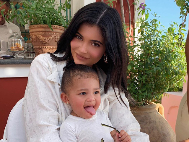 Loạt túi xách hàng hiệu của ái nữ 2 tuổi nhà tỷ phú Kylie Jenner - Hình 11 Loat tui xach hang hieu cua ai nu 2 tuoi nha ty phu Kylie Jenner-Hinh-11