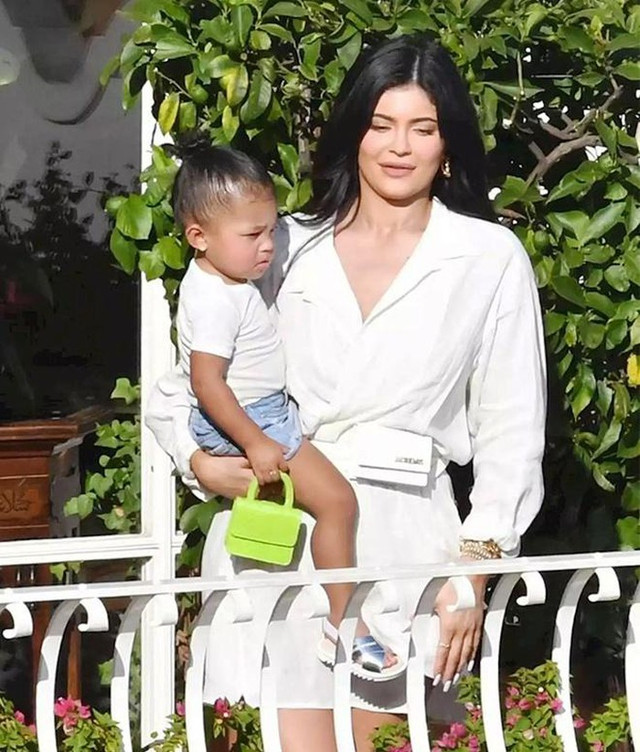 Loạt túi xách hàng hiệu của ái nữ 2 tuổi nhà tỷ phú Kylie Jenner - Hình 5 Loat tui xach hang hieu cua ai nu 2 tuoi nha ty phu Kylie Jenner-Hinh-5