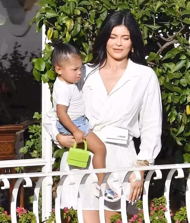 Loat tui xach hang hieu cua ai nu 2 tuoi nha ty phu Kylie Jenner-Hinh-5