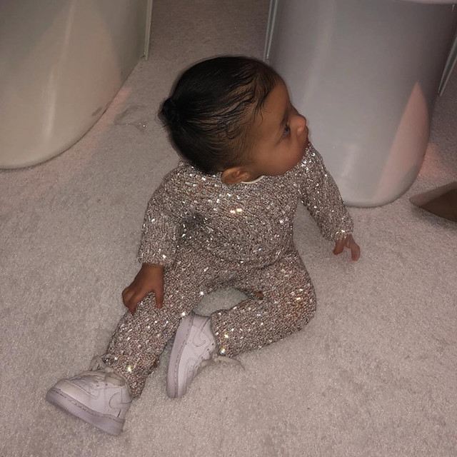 Loạt túi xách hàng hiệu của ái nữ 2 tuổi nhà tỷ phú Kylie Jenner - Hình 8 Loat tui xach hang hieu cua ai nu 2 tuoi nha ty phu Kylie Jenner-Hinh-8