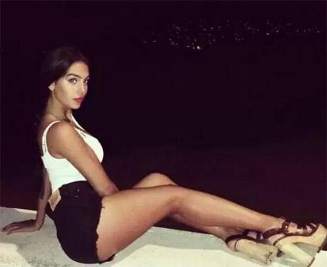 Ngắm vẻ nóng bỏng của hôn thê Cristiano Ronaldo - Hình 11 Ngam ve nong bong cua hon the Cristiano Ronaldo-Hinh-11