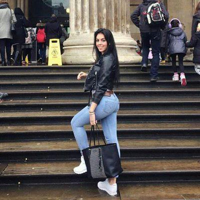 Ngắm vẻ nóng bỏng của hôn thê Cristiano Ronaldo - Hình 12 Ngam ve nong bong cua hon the Cristiano Ronaldo-Hinh-12