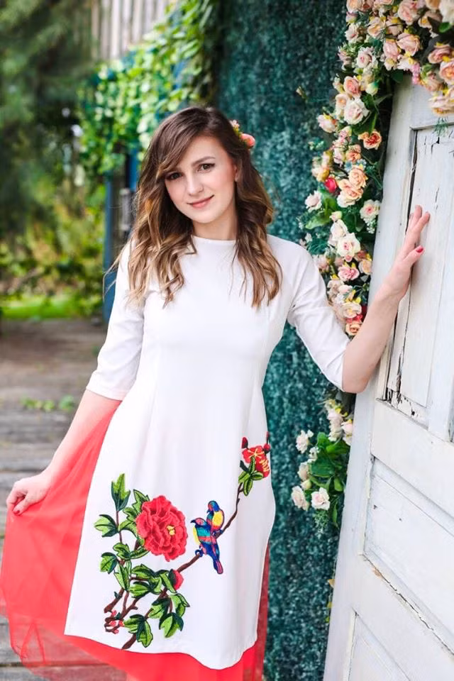 Nu DJ Ukraine van nong bong trong ta ao dai duyen dang-Hinh-10