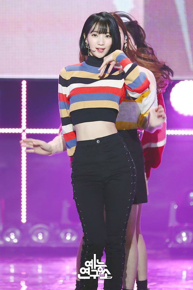 Ngắm vòng eo con kiến của Binnie (Oh My Girl) - Hình 2 Ngam vong eo con kien cua Binnie (Oh My Girl)-Hinh-2