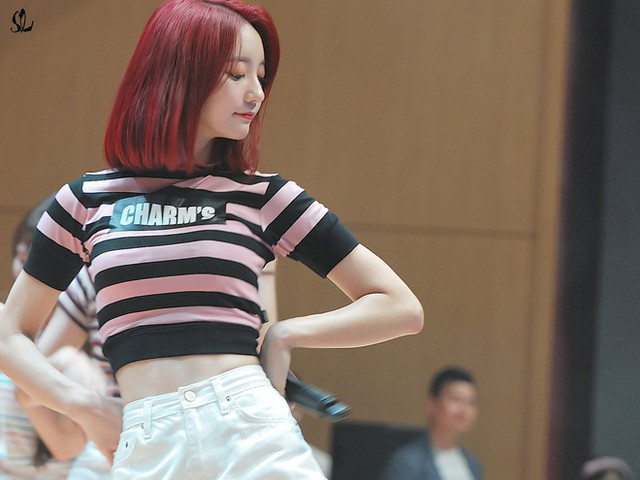 Ngắm vòng eo con kiến của Binnie (Oh My Girl) - Hình 3 Ngam vong eo con kien cua Binnie (Oh My Girl)-Hinh-3