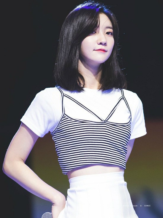 Ngắm vòng eo con kiến của Binnie (Oh My Girl) - Hình 7 Ngam vong eo con kien cua Binnie (Oh My Girl)-Hinh-7