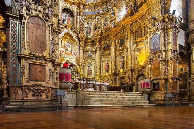 Kinh ngạc nhà thờ dát 7 tấn vàng ở Ecuador nổi tiếng nhất thế giới - Hình 7 Kinh ngac nha tho dat 7 tan vang o Ecuador noi tieng nhat the gioi-Hinh-7