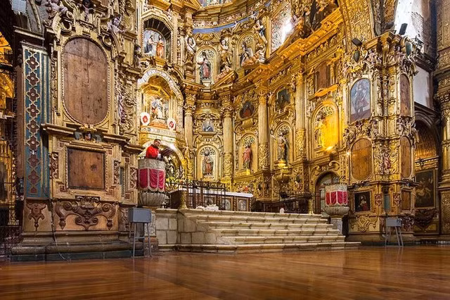 Kinh ngac nha tho dat 7 tan vang o Ecuador noi tieng nhat the gioi-Hinh-7