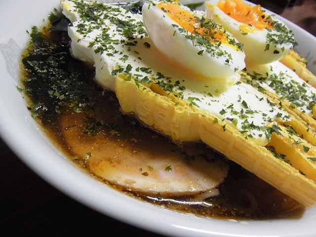 Kỳ lạ món mì ramen trộn kem ốc quế khó hiểu của người Nhật - Hình 2 Ky la mon mi ramen tron kem oc que kho hieu cua nguoi Nhat-Hinh-2