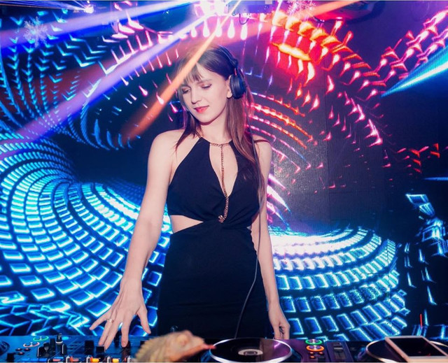Nữ DJ 'khoe' vóc dáng nóng bỏng nhờ tập yoga - Hình 6 Nu DJ 'khoe' voc dang nong bong nho tap yoga-Hinh-6
