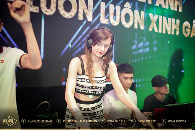 Nữ DJ 'khoe' vóc dáng nóng bỏng nhờ tập yoga - Hình 11 Nu DJ 'khoe' voc dang nong bong nho tap yoga-Hinh-11