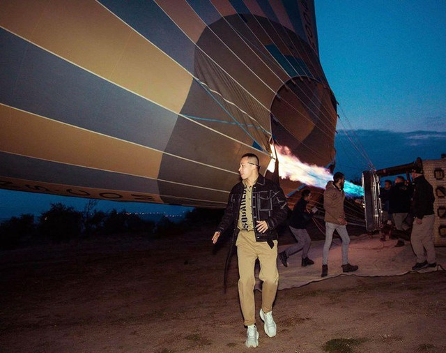 Gu thời trang sành điệu của Vũ Khắc Tiệp trước ồn ào mặc quần tụt không kéo khóa - Hình 8 Gu thoi trang sanh dieu cua Vu Khac Tiep truoc on ao mac quan tut khong keo khoa-Hinh-8