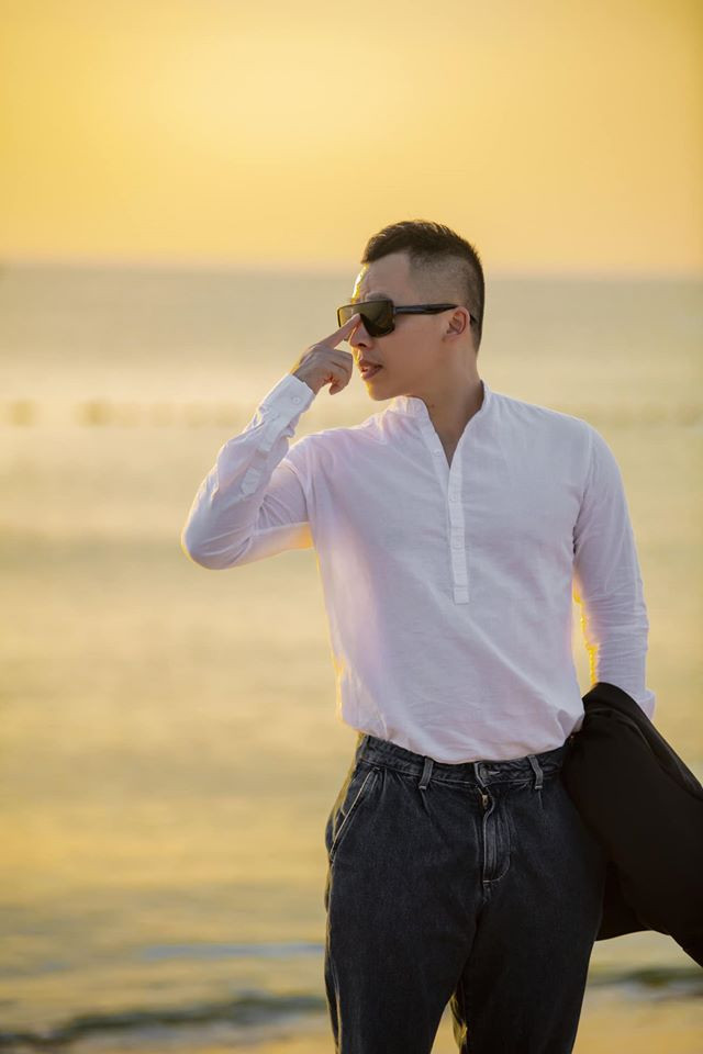 Gu thời trang sành điệu của Vũ Khắc Tiệp trước ồn ào mặc quần tụt không kéo khóa - Hình 3 Gu thoi trang sanh dieu cua Vu Khac Tiep truoc on ao mac quan tut khong keo khoa-Hinh-3