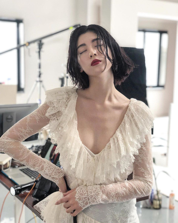 Vẻ đẹp nóng bỏng của người đẹp tắm cùng bố đến năm 20 tuổi - Hình 3 Ve dep nong bong cua nguoi dep tam cung bo den nam 20 tuoi-Hinh-3